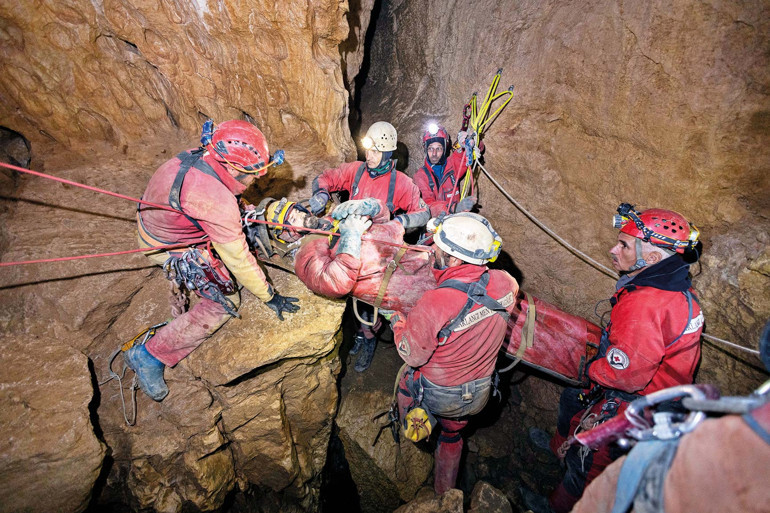 Mağarada mide kanaması geçirip mahsur kalan Mark Dickey o günleri anlattı: ‘Morca simsiyah, soğuk ve nemli, onu oluşturan kayalar kadar merhametsiz’