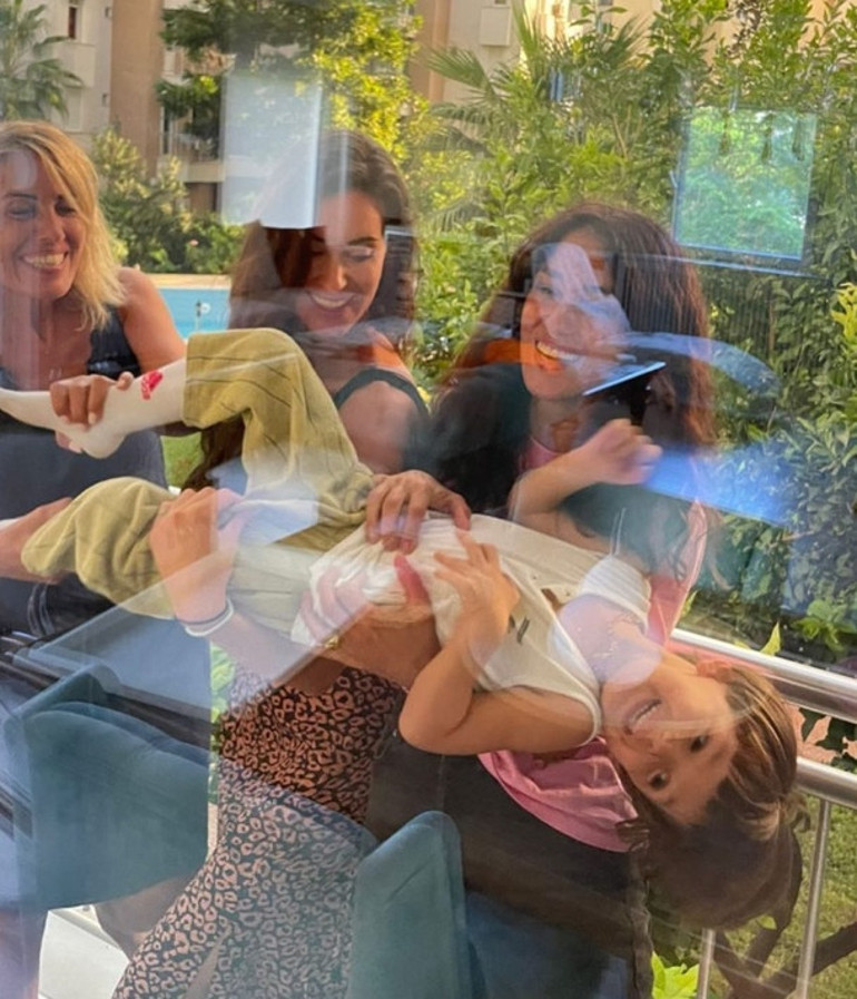 İhanet iddialarının ardından soluğu annesinin yanında aldı Cansu Tosundan aile pozu...