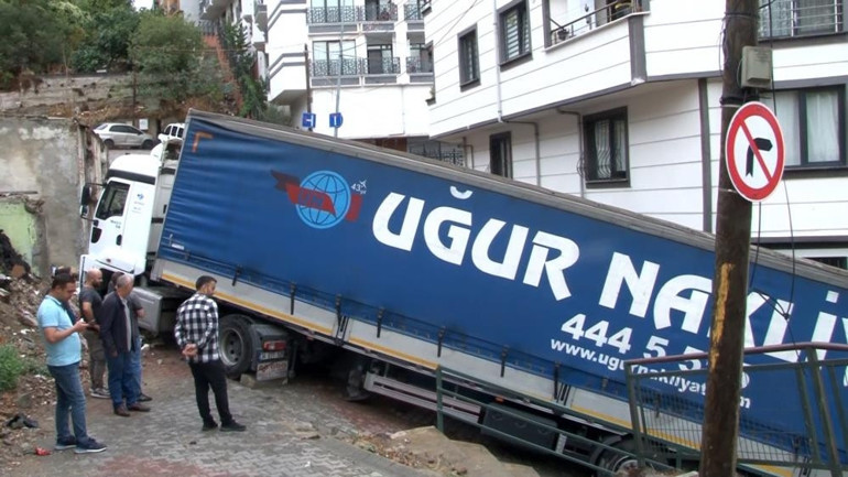 İstanbulda sokakta sıkışan TIR bir türlü çıkartılamadı