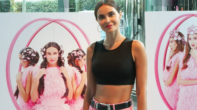 Meme Kanseri Farkındalık Sergisi için kamera karşısına geçtiler