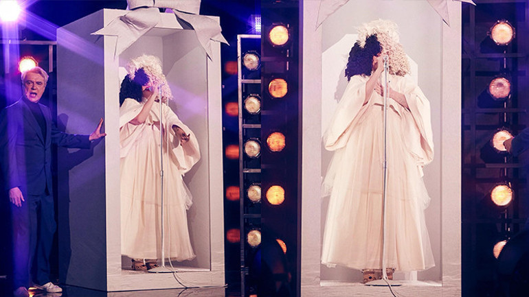 Ünlü şarkıcıdan estetik itirafı: Yıllardır kocaman peruklarla sakladığı yüzünü sonunda açtı