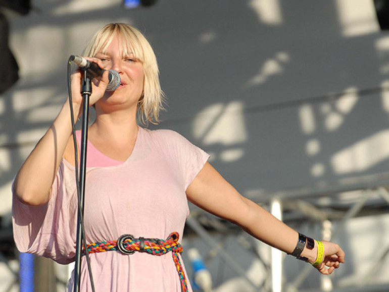 Ünlü şarkıcıdan estetik itirafı: Yıllardır kocaman peruklarla sakladığı yüzünü sonunda açtı