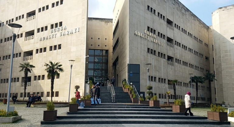 Yeğenini 1 yıl boyunca çöp evde alıkoymuştu İddianamedeki detaylar kan dondurdu... İşte vicdansız teyze için son karar