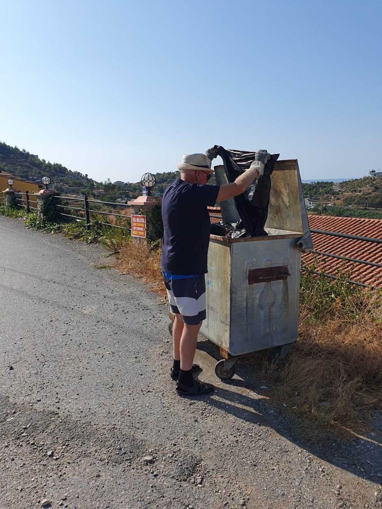 Alman turistlerden örnek davranış: Gazipaşa’da çöp topladılar