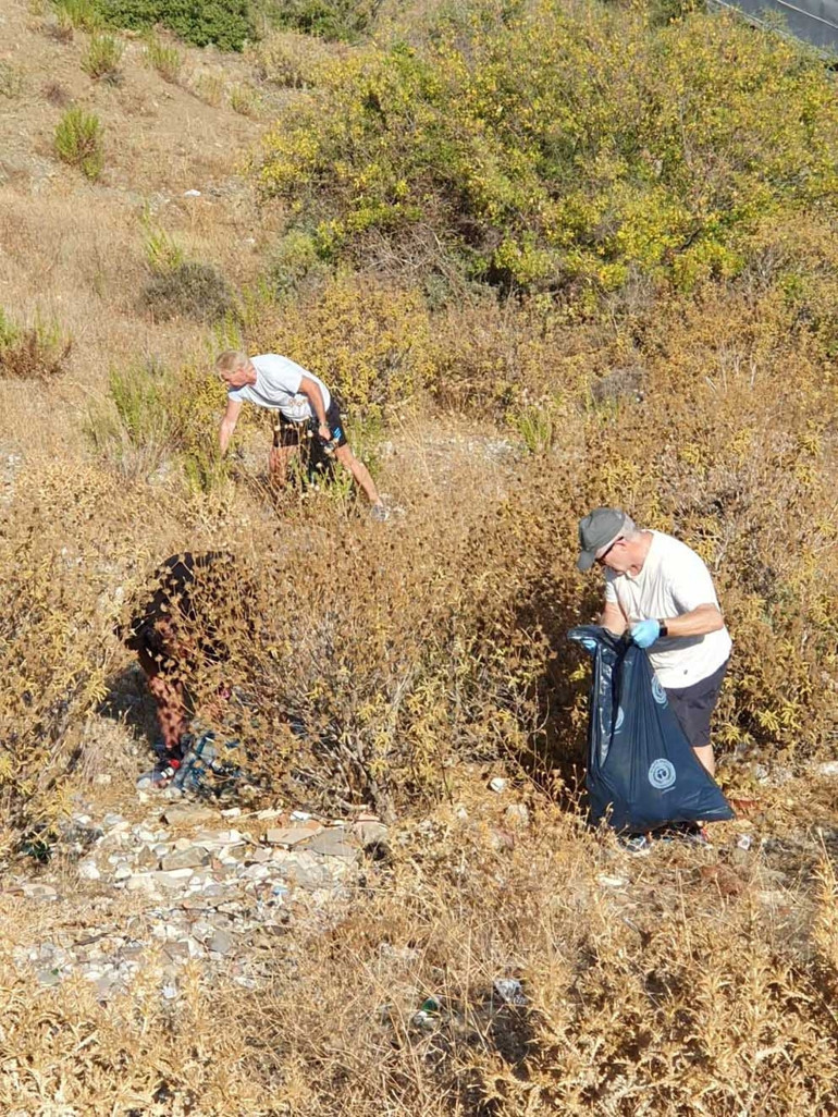 Alman turistlerden örnek davranış: Gazipaşa’da çöp topladılar