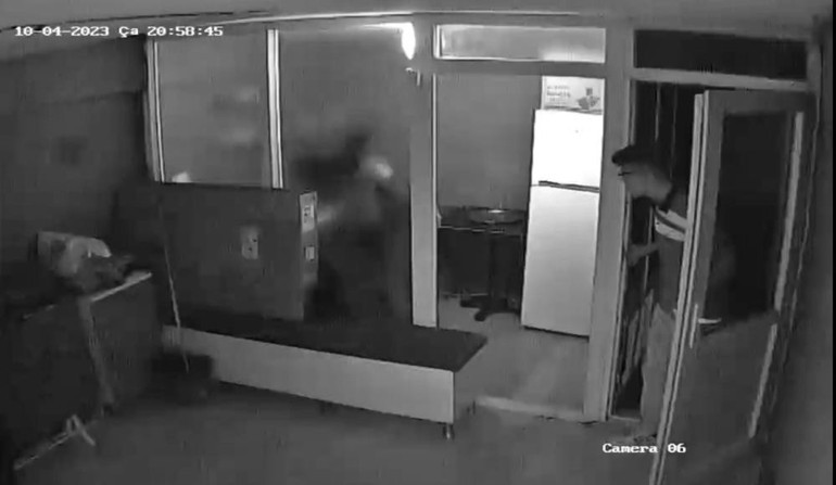 İşe aldığı çırağın yaptıklarını görünce şok oldu Kuafördeki dehşet kamerada