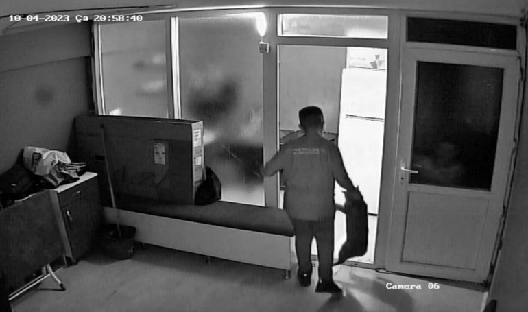 İşe aldığı çırağın yaptıklarını görünce şok oldu Kuafördeki dehşet kamerada