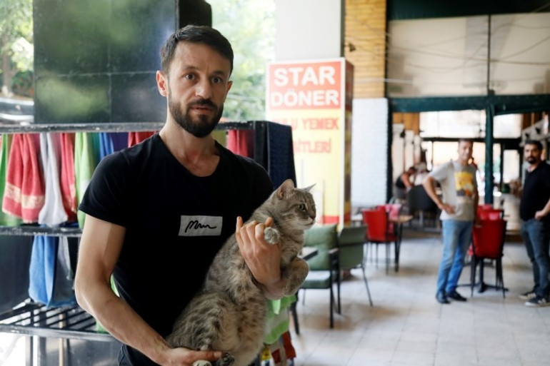 İşe aldığı çırağın yaptıklarını görünce şok oldu Kuafördeki dehşet kamerada