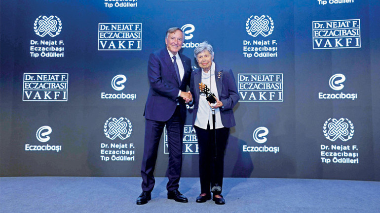 Eczacıbaşı Tıp Onur Ödülü Prof. Dr. İmran Özalp’e verildi