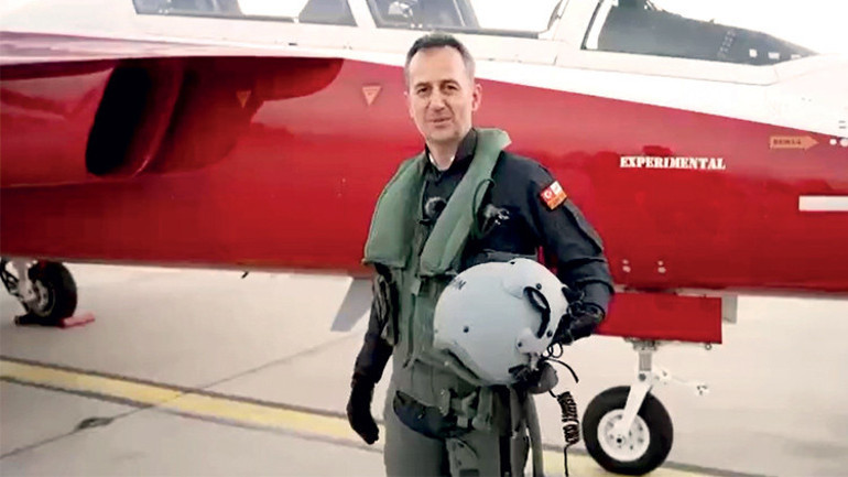 Haluk Görgün Hürjet kokpitinde