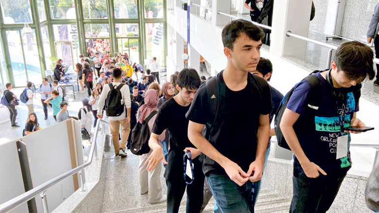 Öğrencilerden yoğun ilgi... Astronot kuyruğu