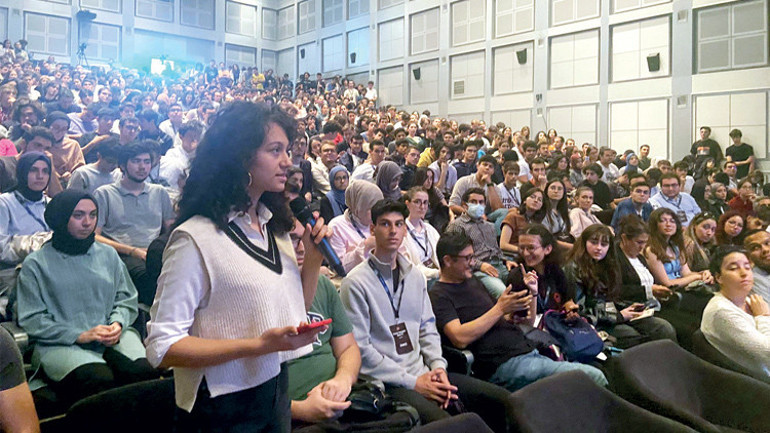 Öğrencilerden yoğun ilgi... Astronot kuyruğu