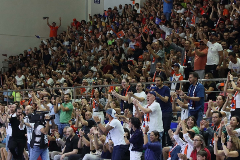 Çekişmeli maçta kazanan, son periyot farkıyla Anadolu Efes oldu