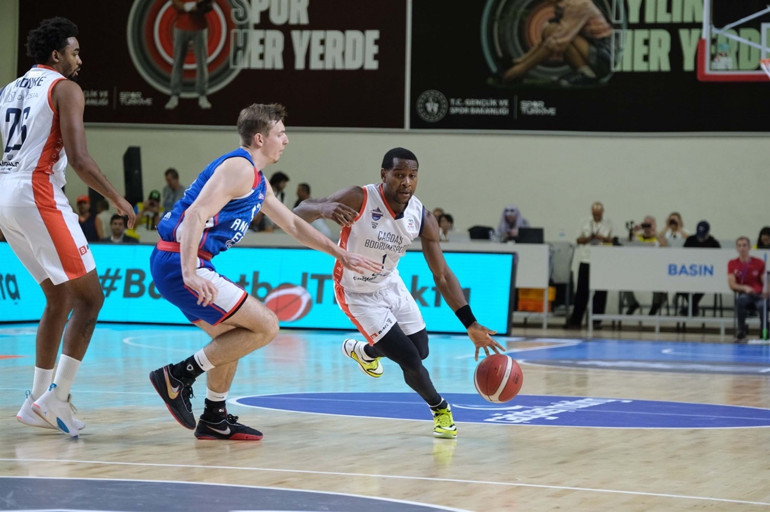 Çekişmeli maçta kazanan, son periyot farkıyla Anadolu Efes oldu