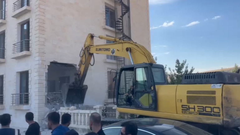 Şanlıurfada otel yıkımında gerginlik Kendilerini odalara kilitlediler, yıkıma ara verildi