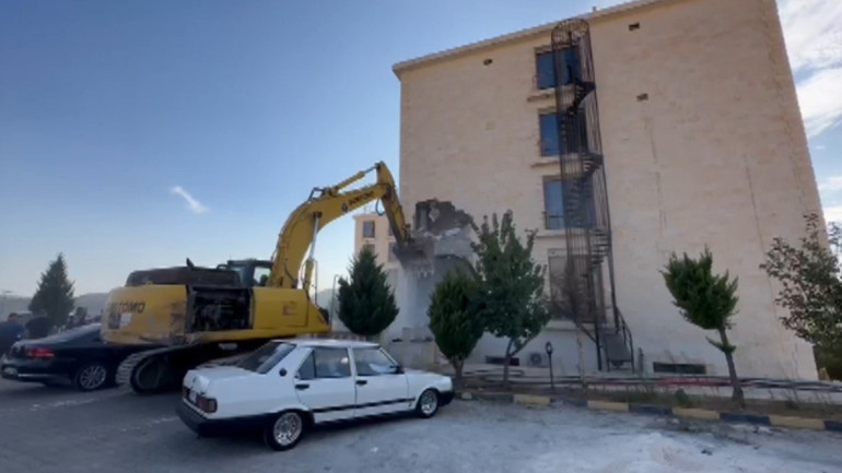Şanlıurfada otel yıkımında gerginlik Kendilerini odalara kilitlediler, yıkıma ara verildi