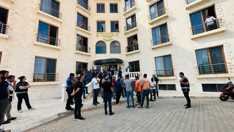 Şanlıurfada otel yıkımında gerginlik Kendilerini odalara kilitlediler, yıkıma ara verildi