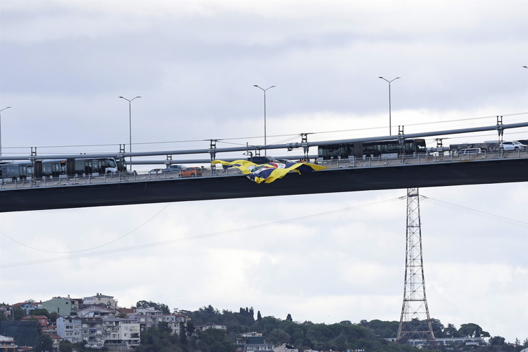 İstanbulda köprülere dev Fenerbahçe Alagöz bayrağı