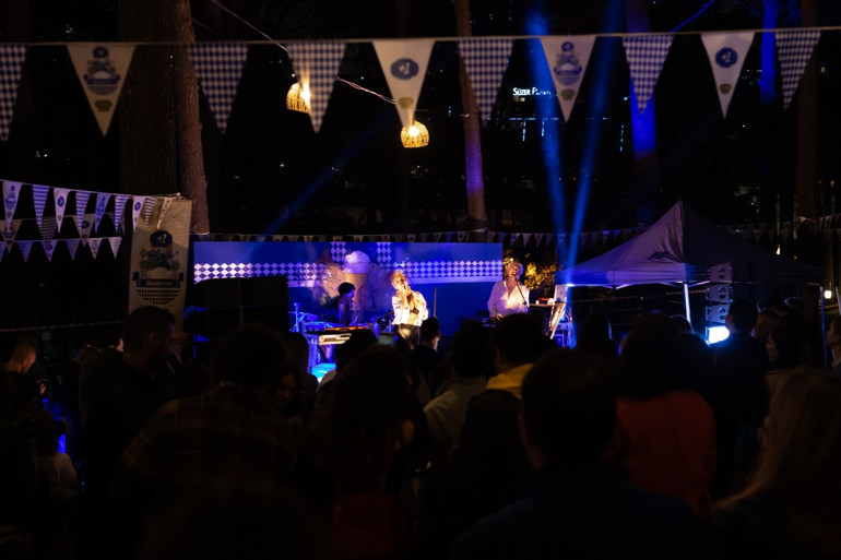 Yeni konserlere gidip eskileri yâd edeceğiz