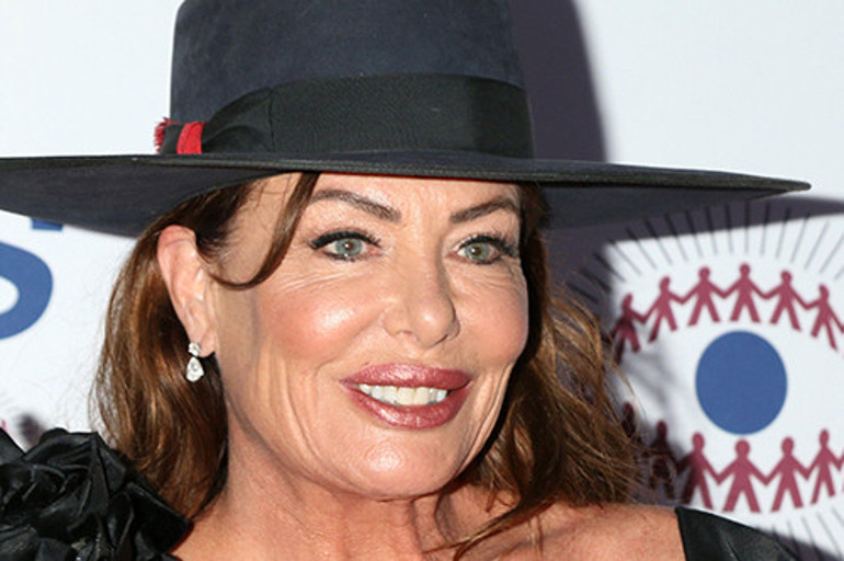 Ünlü oyuncu tacizci kocasından boşanıp çiftliğe yerleşmişti: Etekleri uçuşan elbiseyi çıkardı, elinde toz beziyle ev temizliyor