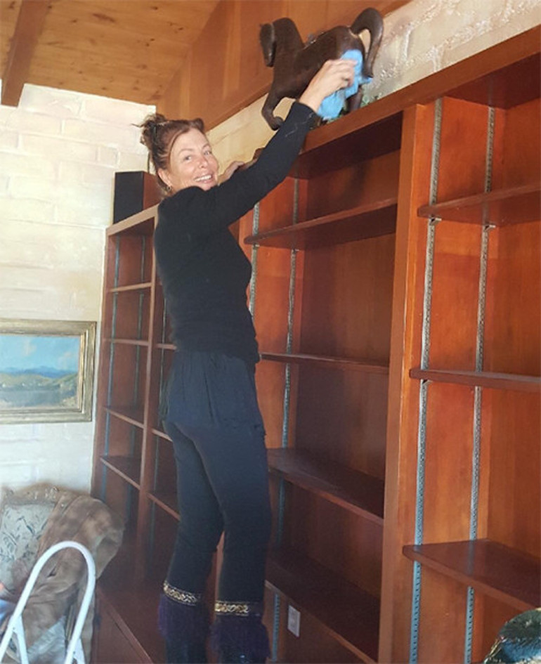 Ünlü oyuncu tacizci kocasından boşanıp çiftliğe yerleşmişti: Etekleri uçuşan elbiseyi çıkardı, elinde toz beziyle ev temizliyor