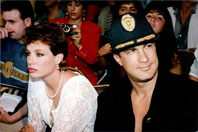 Ünlü oyuncu tacizci kocasından boşanıp çiftliğe yerleşmişti: Etekleri uçuşan elbiseyi çıkardı, elinde toz beziyle ev temizliyor