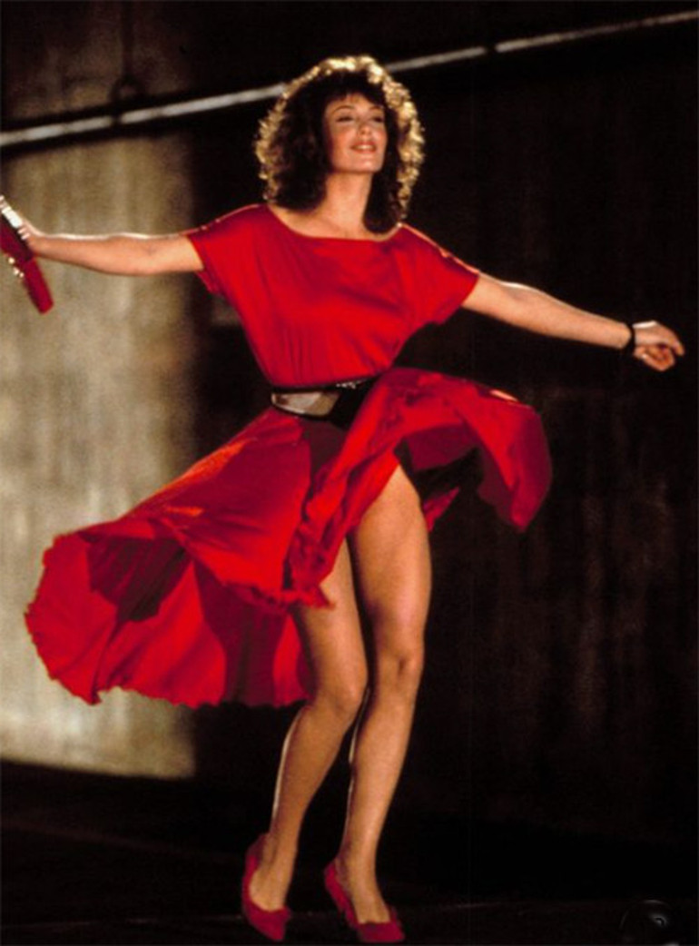 Ünlü oyuncu tacizci kocasından boşanıp çiftliğe yerleşmişti: Etekleri uçuşan elbiseyi çıkardı, elinde toz beziyle ev temizliyor