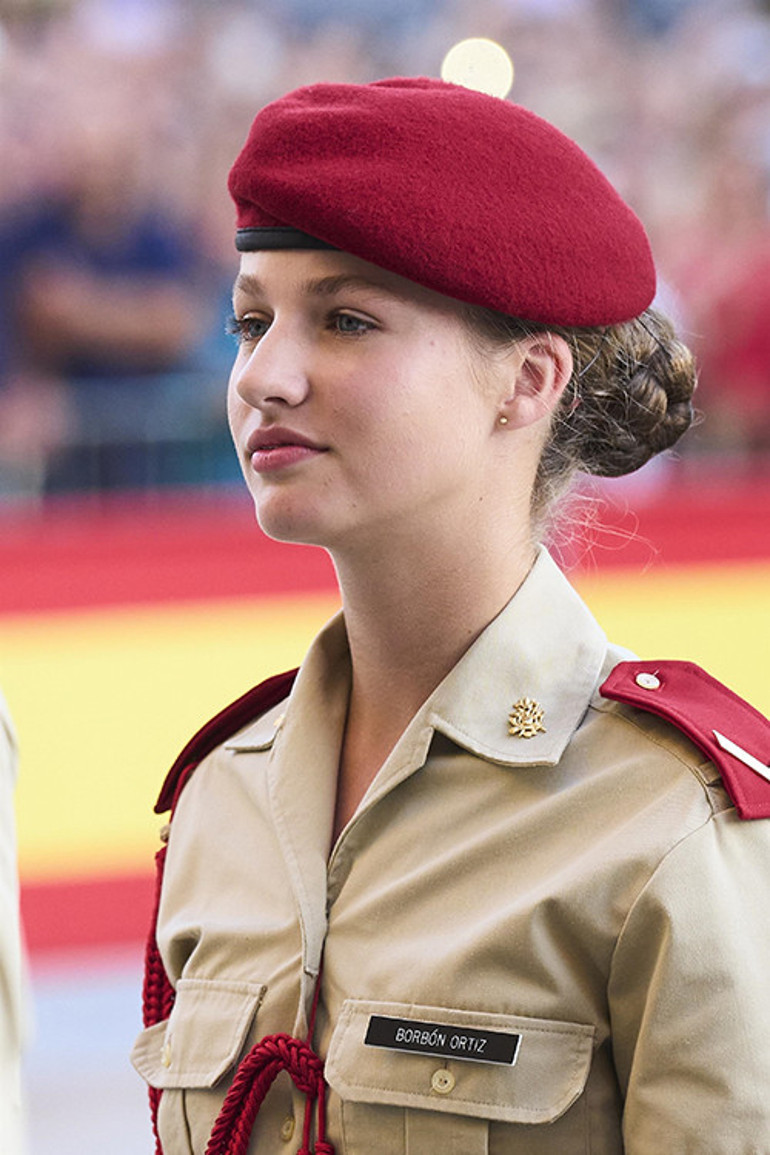 Sahneyi usul usul ona bırakıyorlar:  Annesinin gururu