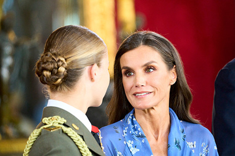 Sahneyi usul usul ona bırakıyorlar:  Annesinin gururu