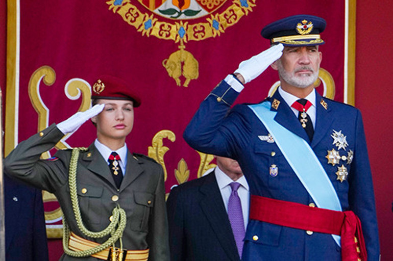 Sahneyi usul usul ona bırakıyorlar:  Annesinin gururu