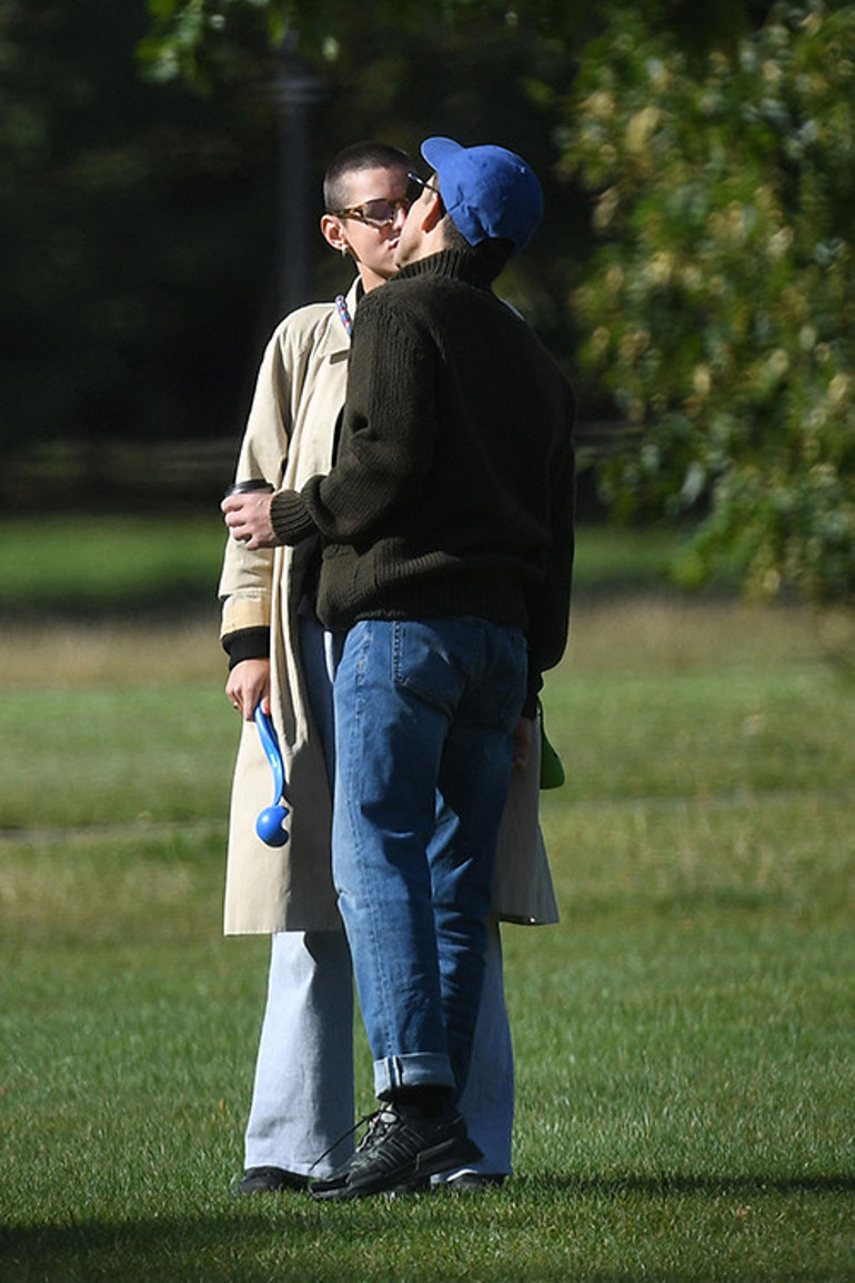 Taze aşıklar alışverişte görüntülendi: Sanki sevgilisi değil asker arkadaşı