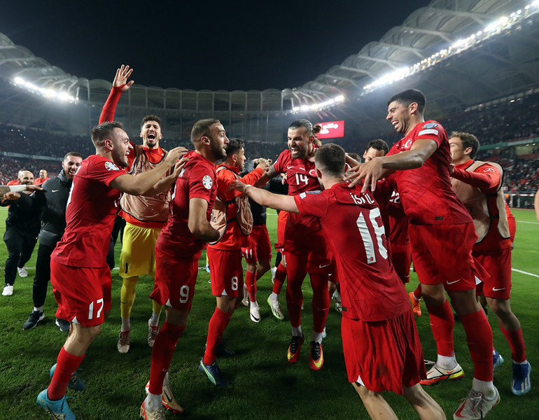 A Milli Takımda yeniden şahlanışın sırrı Akdeniz kanı Montella, TFFnin teklifini şu sözlerle geri çevirdi: Onlar için en iyi psikolog benim