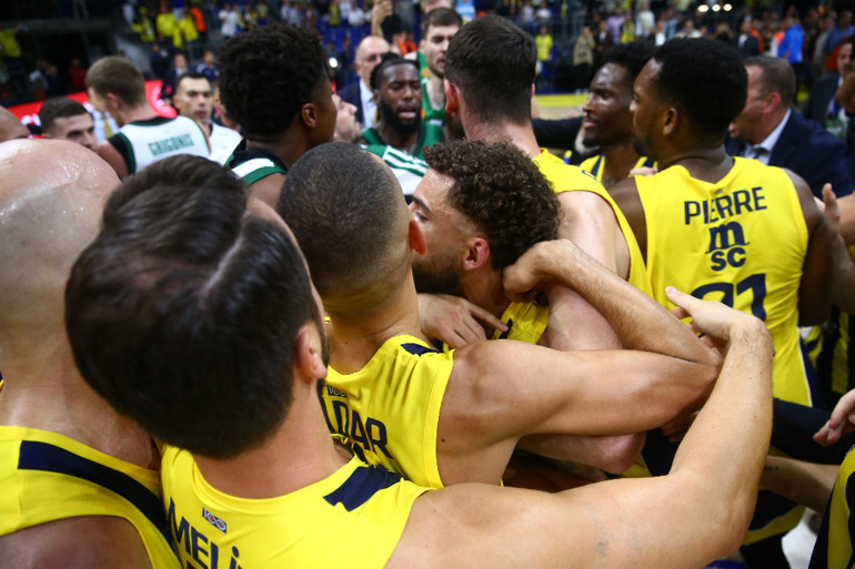 Fenerbahçe - Panathinaikos maçında gerginlik Ergin Ataman polise şikayet etti | Sloukas ve Wilbekin tartıştı