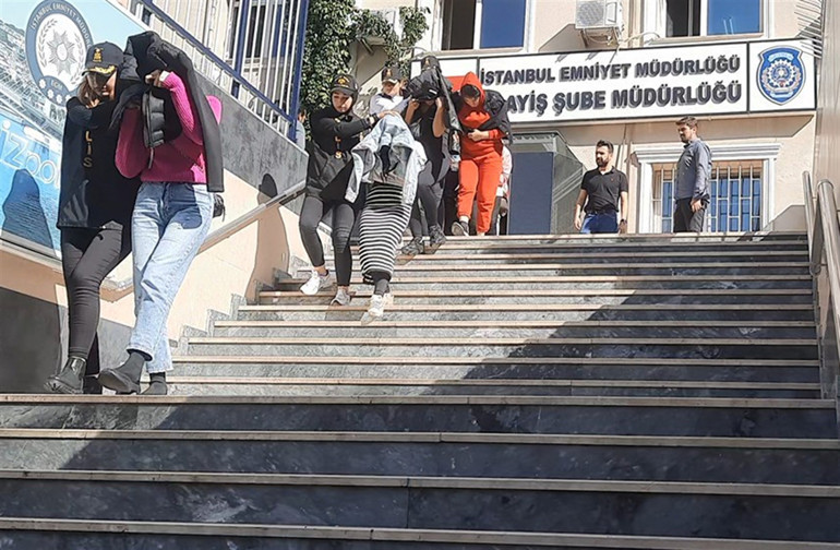 İstanbulda fuhuş çetesi çökertildi: 12 şüpheli yakalandı, 9 kadın kurtarıldı