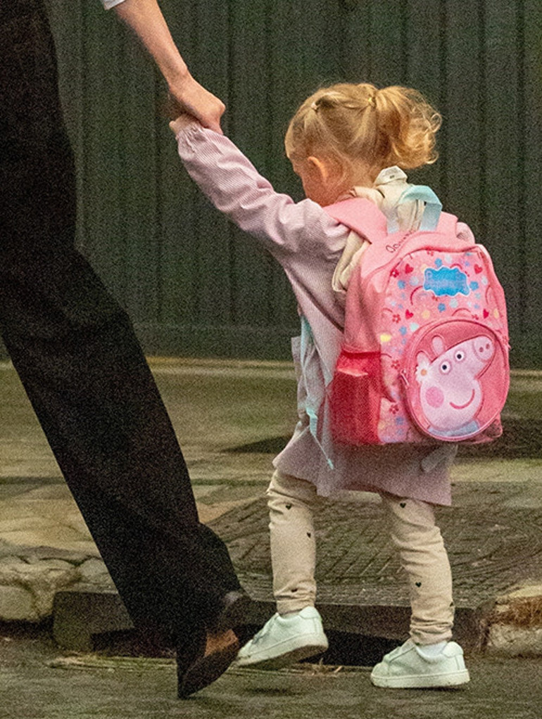 Özel hayatı herkesin önünde ifşa olmuştu: Babasını sır gibi sakladığı kızını gurbette büyütüyor