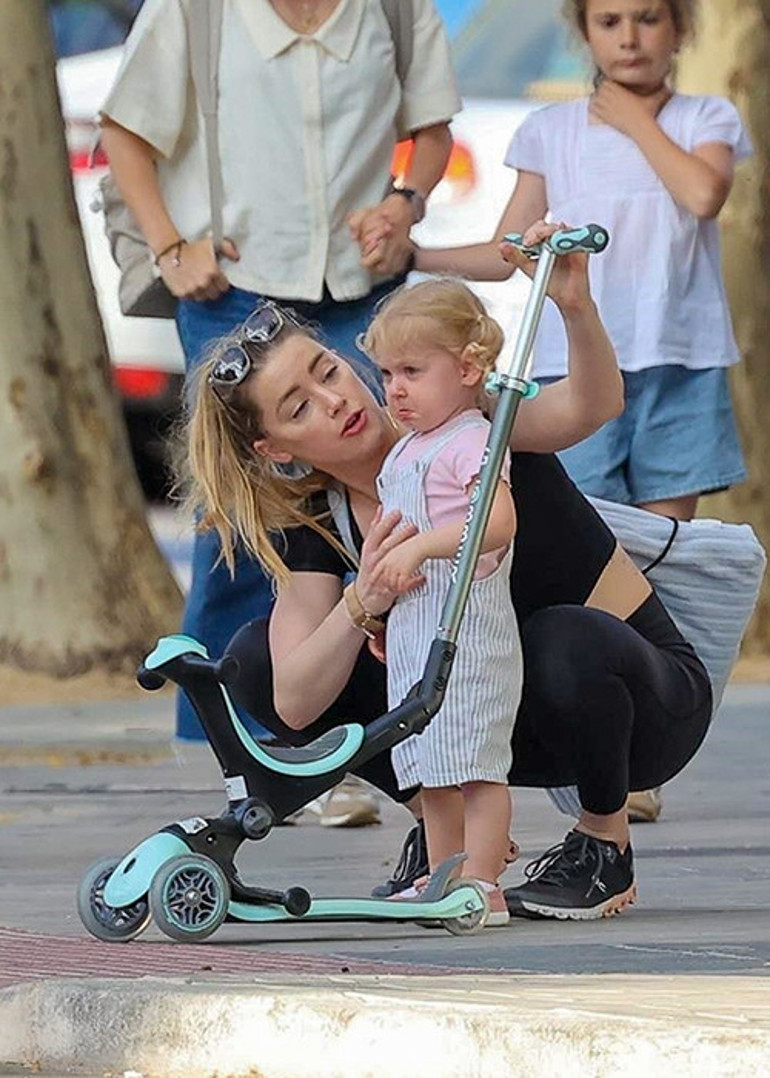 Özel hayatı herkesin önünde ifşa olmuştu: Babasını sır gibi sakladığı kızını gurbette büyütüyor