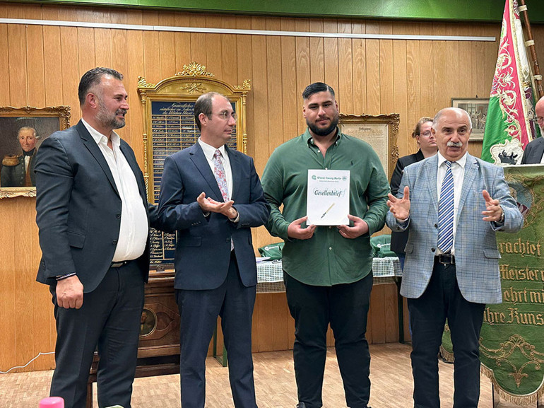 Hem baba hem de patron oldu, oğluna diploma verdi