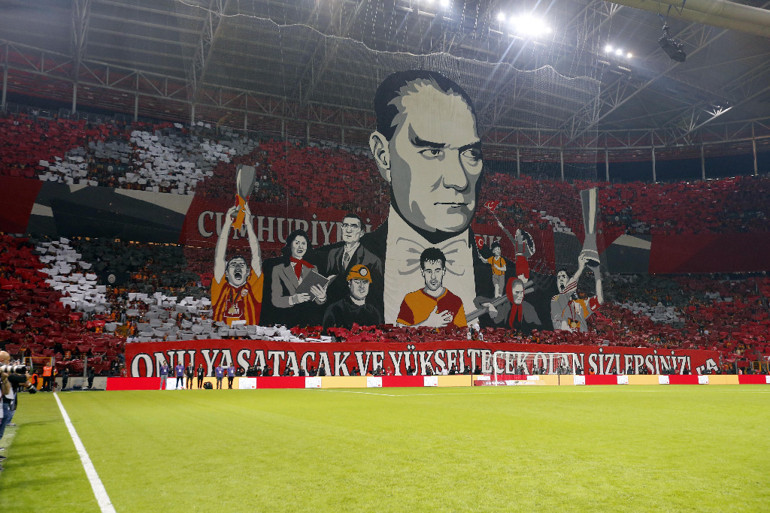 Galatasaraydan Cumhuriyetin 100. yılına özel koreografi