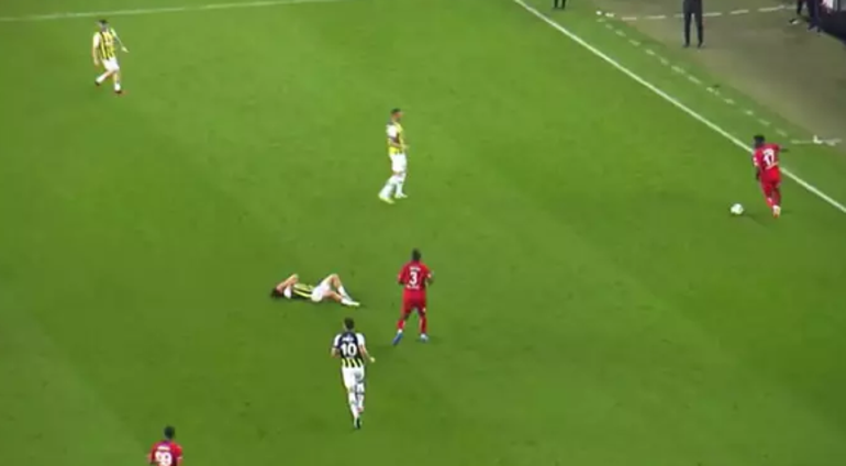 Fenerbahçe - Hatayspor maçında Dzekonun iptal edilen penaltısı doğru mu Skandal... Utandım... UEFAnın asla kabul etmediği bir şey... Hakemliğin kaideleri taca atıldı