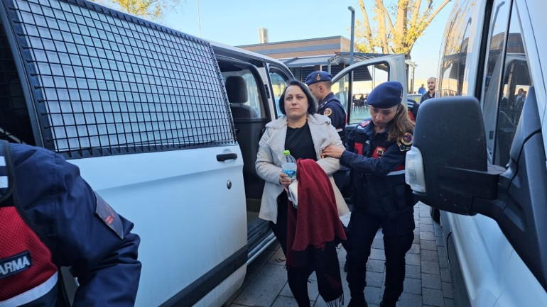 Lojmanda kan donduran cinayet Sevgililer birbirini suçladı... Yanına oturunca beni boynumdan öptü
