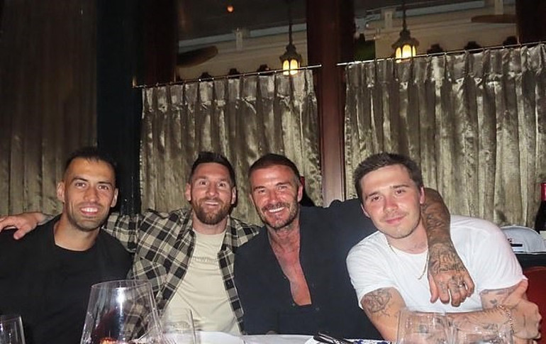 İhanet skandalı konuşuldukça birbirlerine kenetleniyorlar: Tüm gece karısına dokunmadan duramadı