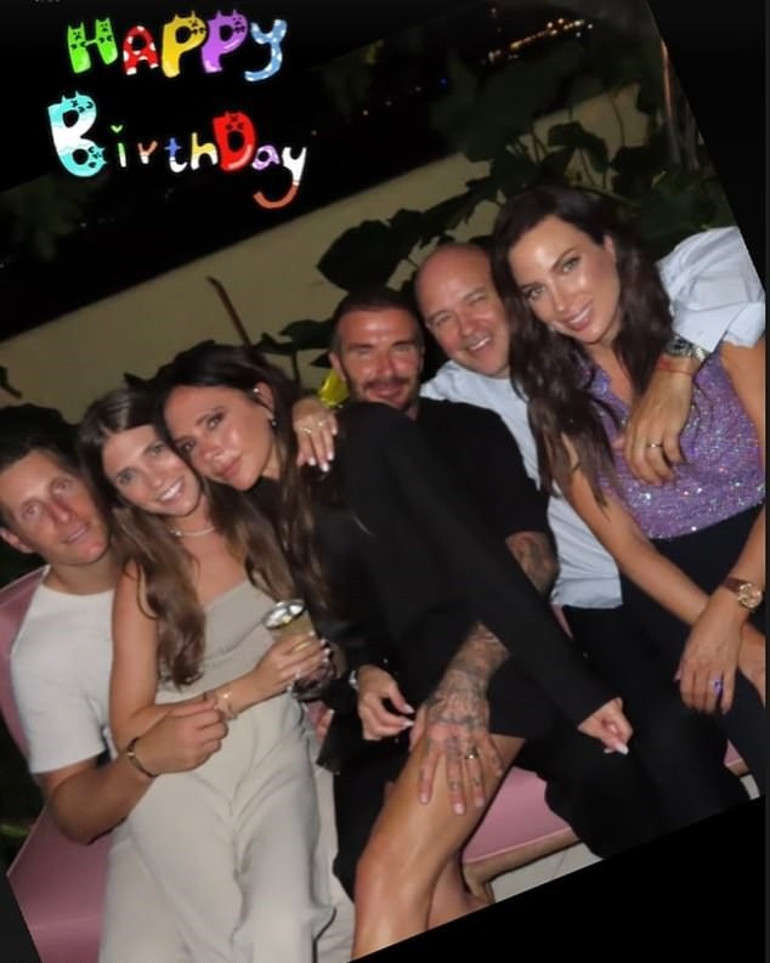 İhanet skandalı konuşuldukça birbirlerine kenetleniyorlar: Tüm gece karısına dokunmadan duramadı