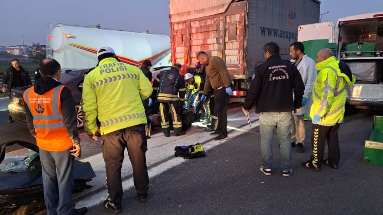 TEMde feci kaza Otomobil kamyona çarptı: 1 ölü, 2 yaralı