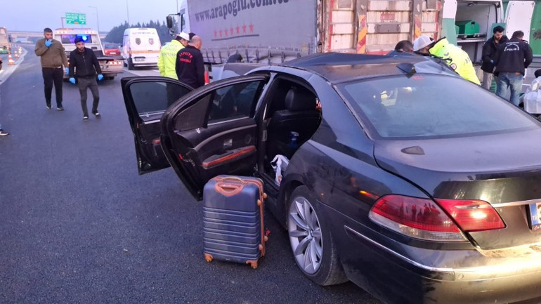 TEMde feci kaza Otomobil kamyona çarptı: 1 ölü, 2 yaralı