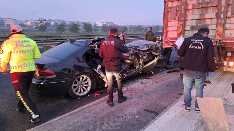 TEMde feci kaza Otomobil kamyona çarptı: 1 ölü, 2 yaralı
