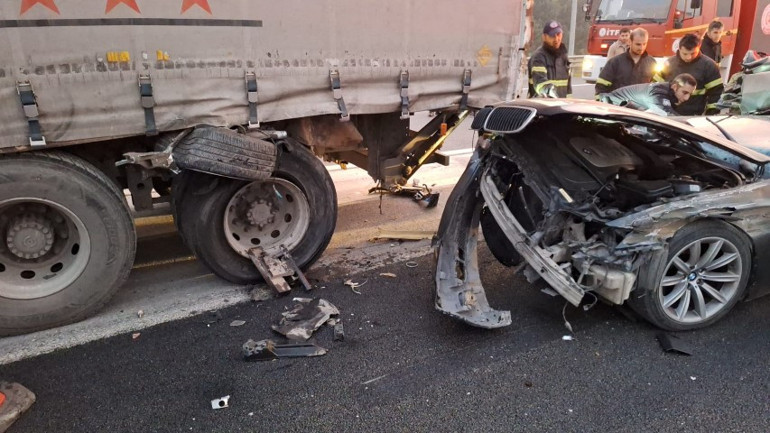 TEMde feci kaza Otomobil kamyona çarptı: 1 ölü, 2 yaralı