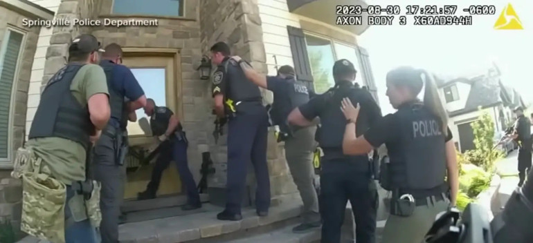 Ünlü YouTuber kendi çocuklarını istismar suçundan tutuklanmıştı… Polisin kapısını kırdığı anlar ortaya çıktı