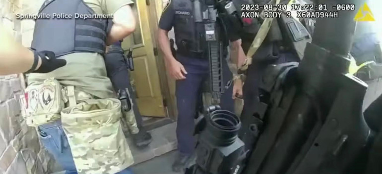 Ünlü YouTuber kendi çocuklarını istismar suçundan tutuklanmıştı… Polisin kapısını kırdığı anlar ortaya çıktı