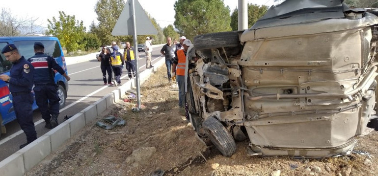 Burdurda feci kaza: Ağaca çarpan araçtaki baba ile oğlu hayatını kaybetti