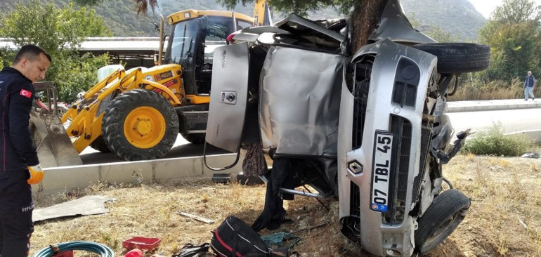Burdurda feci kaza: Ağaca çarpan araçtaki baba ile oğlu hayatını kaybetti